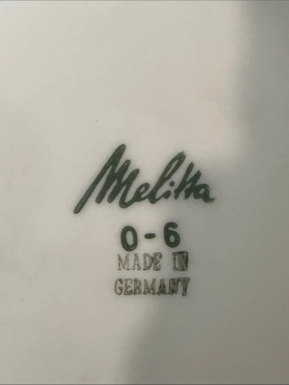 Melitta White Porcelain Coffee/Tea Server Pot w/ No-Drip Spout & Lock Top 0- 9